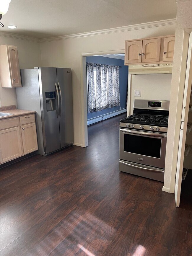 Building Photo - 4 bedroom, 2 bath home