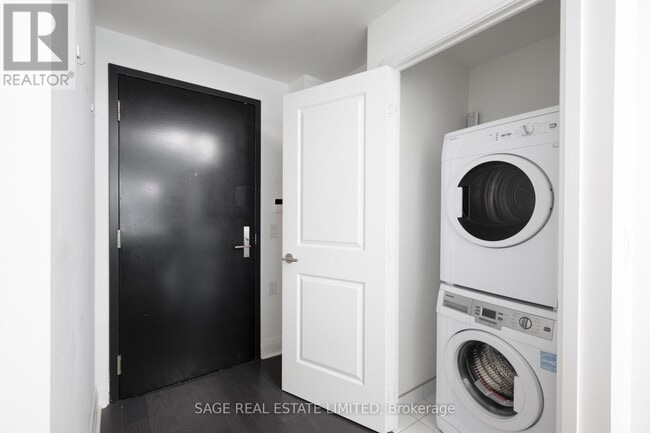 Building Photo - 1080 Bay St.