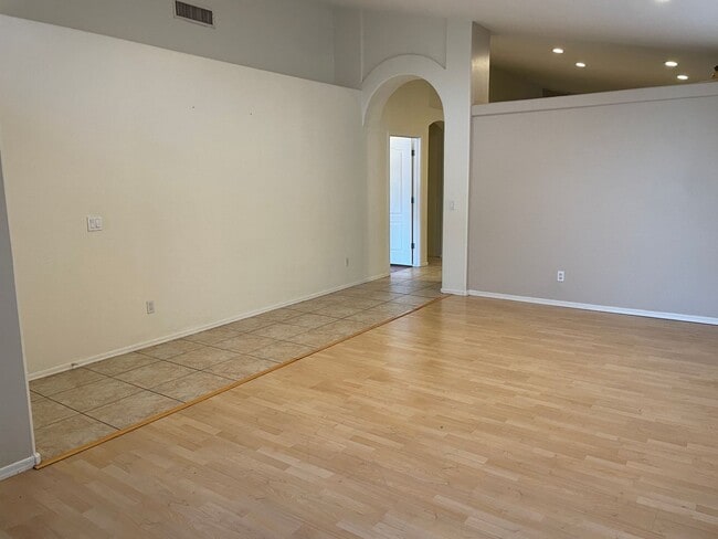 Foto del edificio - 1051 W Todd Dr