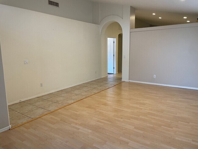 Building Photo - Prime Tempe Location!