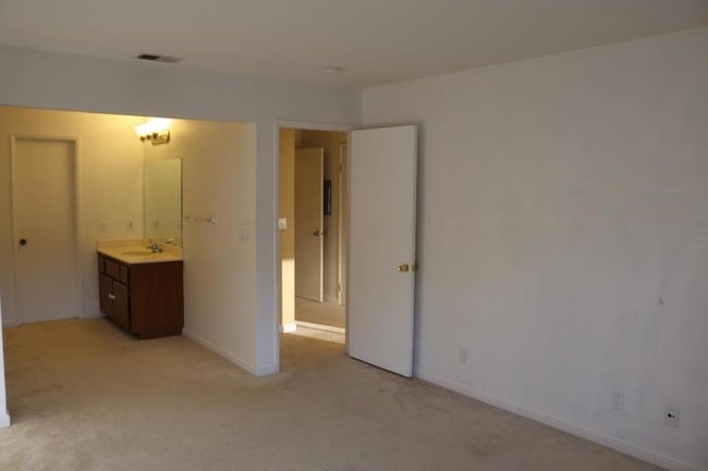 Building Photo - 5015 Valley Crest #127