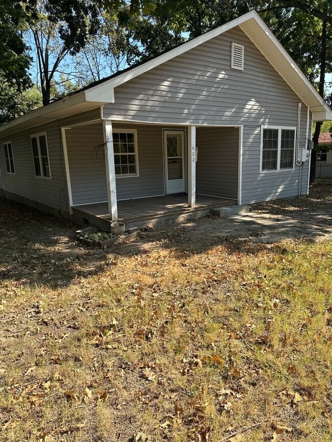 Building Photo - 402 Hart Ave