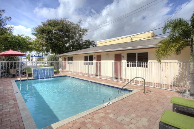 Pool - Lauderdale Villas By The Sea