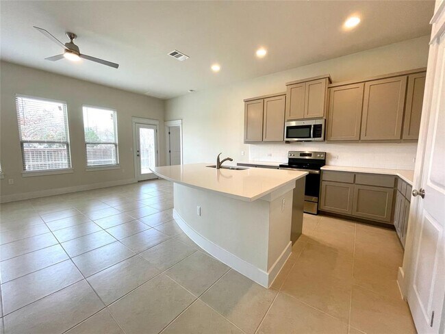 Foto del edificio - 13001 Hymeadow Dr