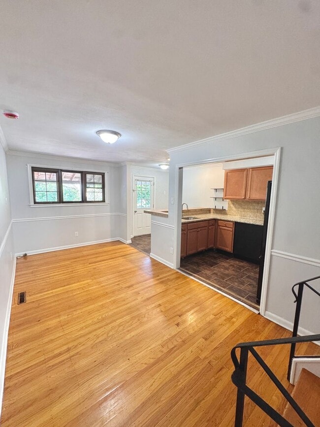Building Photo - SUPER CLEAN THREE BEDROOM TOWNHOME