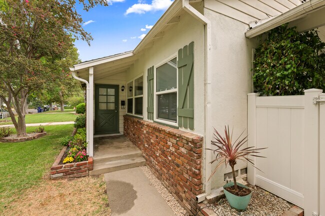 Foto del edificio - 4834 Stern Ave