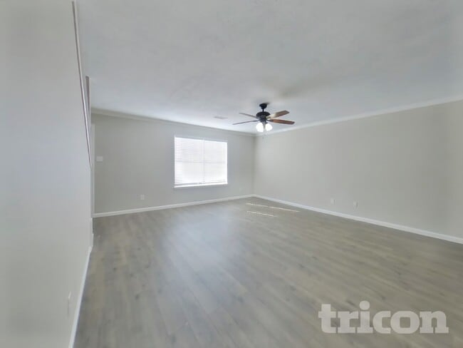 Building Photo - 12094 La Salle Oaks