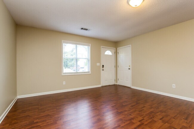 Building Photo - 1018 Hillsborough Chase NW