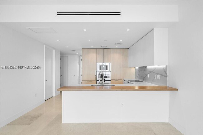 Foto del edificio - 15701 Collins Ave