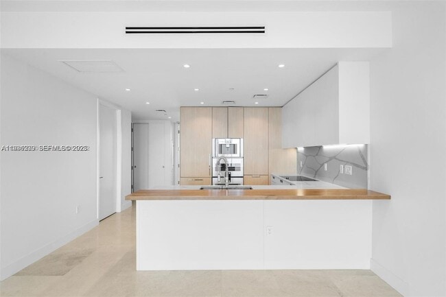 Building Photo - 15701 Collins Ave