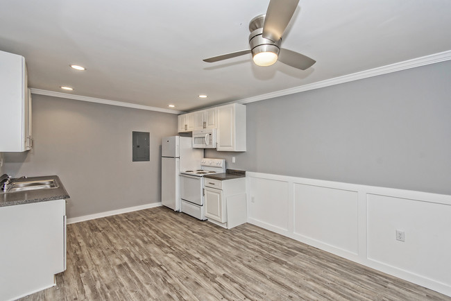Building Photo - 1102 N Hillside Dr