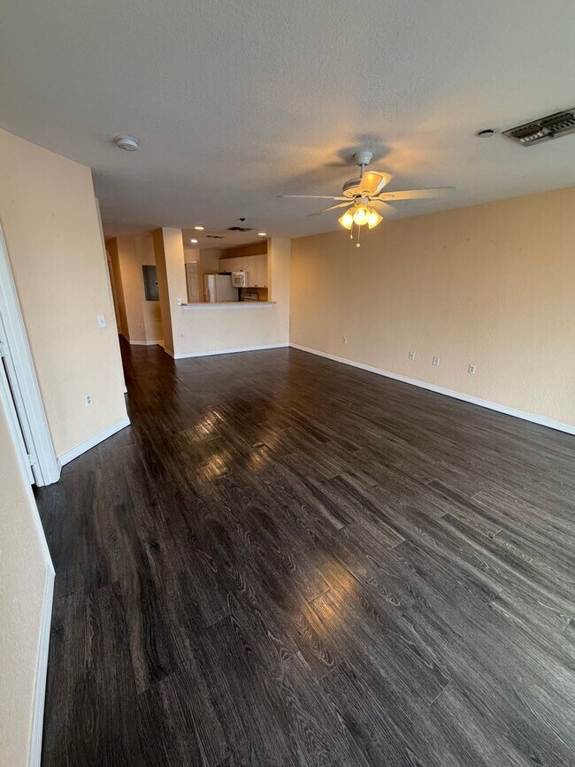 Building Photo - Gated Community Gem: Turnkey 2/2 in Emerald Lake