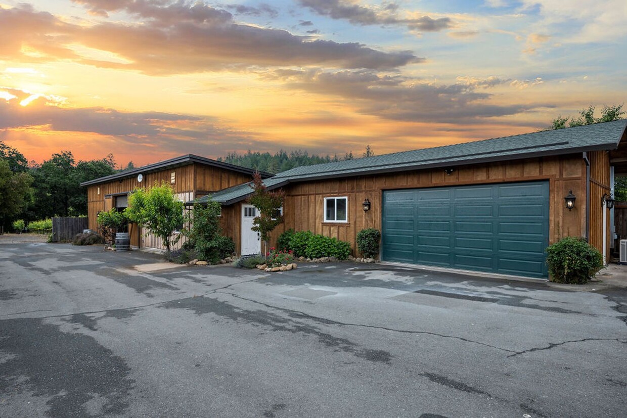 Primary Photo - Luxury 2 bedroom 2 bath with one car garag...