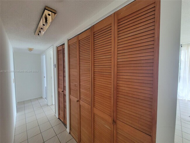 Foto del edificio - 2500 NE 135th St