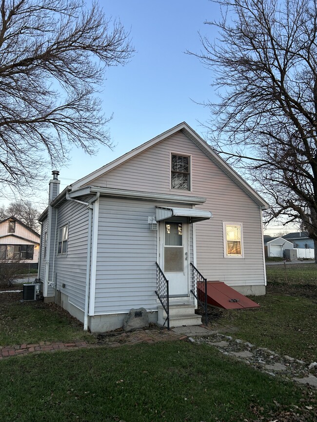 Building Photo - 208 Brown St