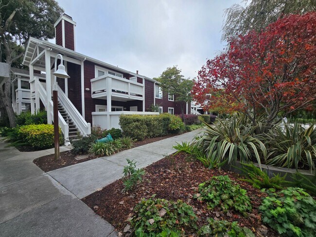 Building Photo - Spacious Lower Level Condo in Gated Community..