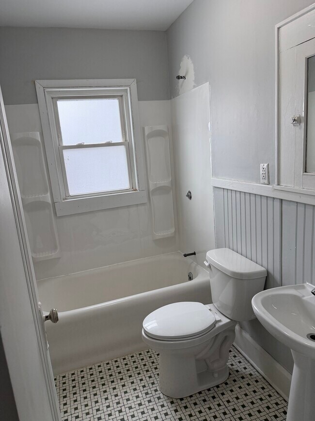 Baño - 531 E 28th St