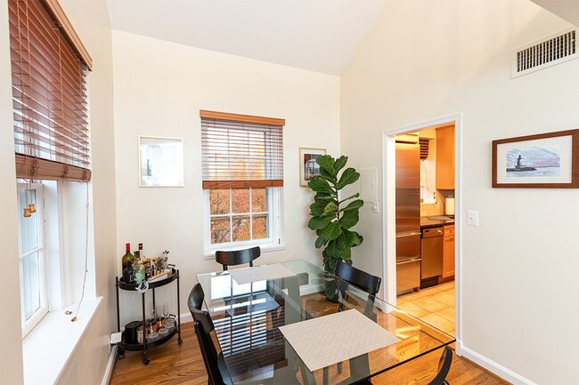 Building Photo - Beautiful Lofted Two Bed, One bath Condo |...