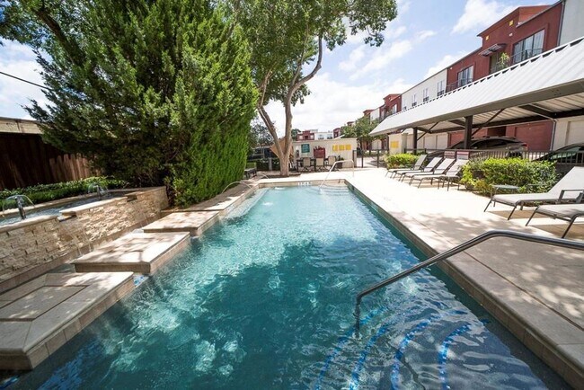 Foto del edificio - 1 BEDROOM, TOP-FLOOR CONDO WITH GREAT AMEN...