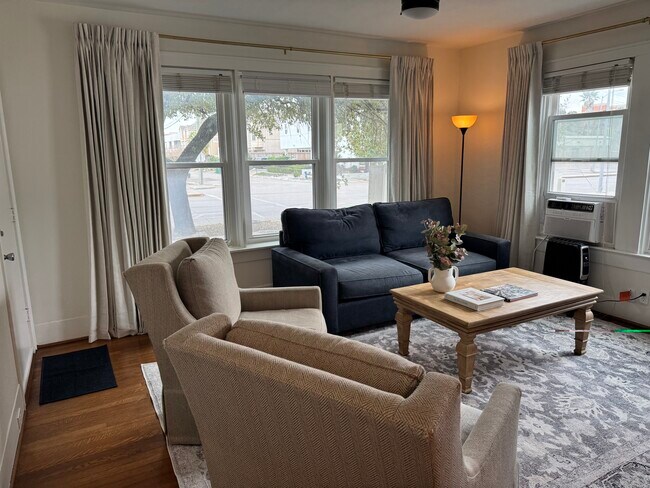 Foto del edificio - 1220 Waugh Dr