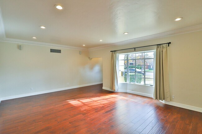 Building Photo - 732 W Palm Ln