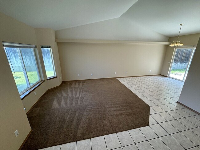 Foto del edificio - BONUS RENT SPECIAL! Backyard Oasis: 3 Bedroom 2 Bath House Available!