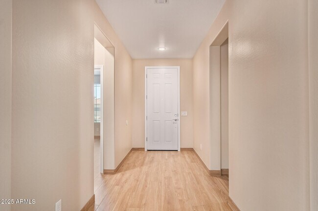 Foto del edificio - 10859 Thatcher Ave