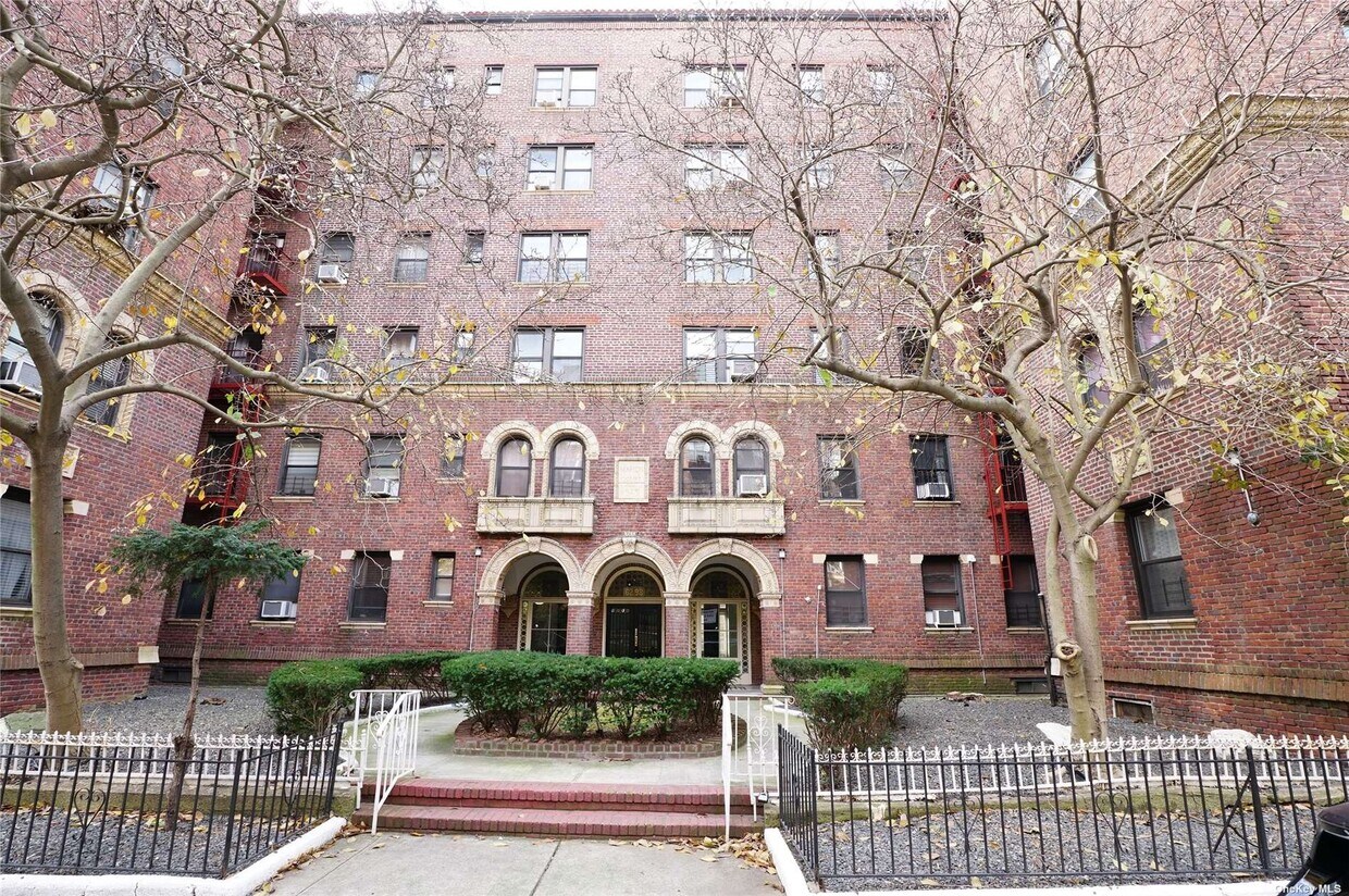 Primary Photo - 62-98-98 Saunders St