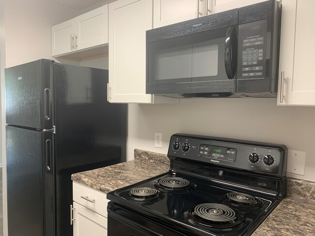 Building Photo - Amalie Meadows Apartments