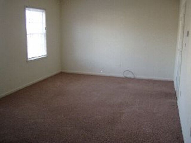Building Photo - Lovely 3 bed, 1.5 bath, Located near Lynch...