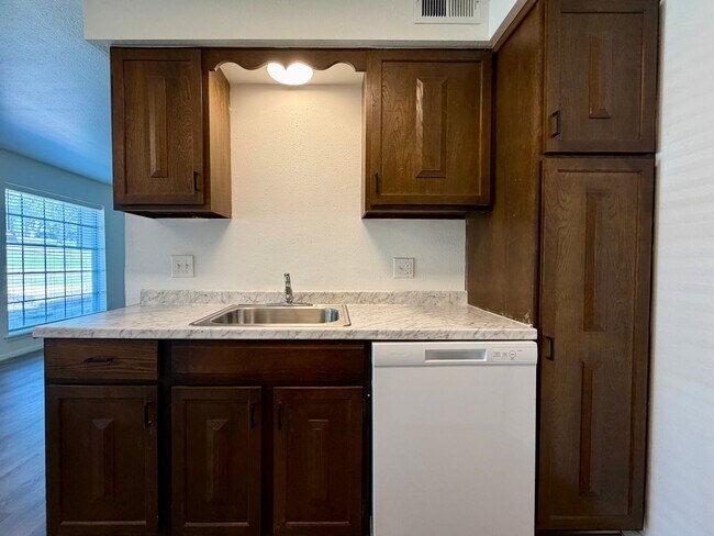 Foto del edificio - Beautiful Fully Remodeled 2 bedroom Townhome
