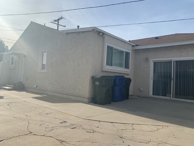 Building Photo - 7973 Harper Ave