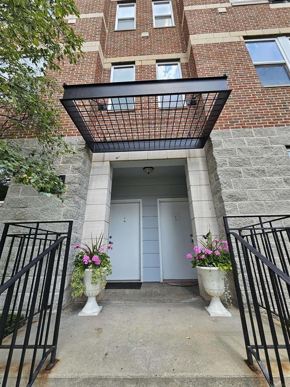 Foto del edificio - Downtown Mount Clemens Loft 2 Bedroom, 1 Bath Top Floor, Garage. Soaring 20-Foot Ceilings, Dramat...