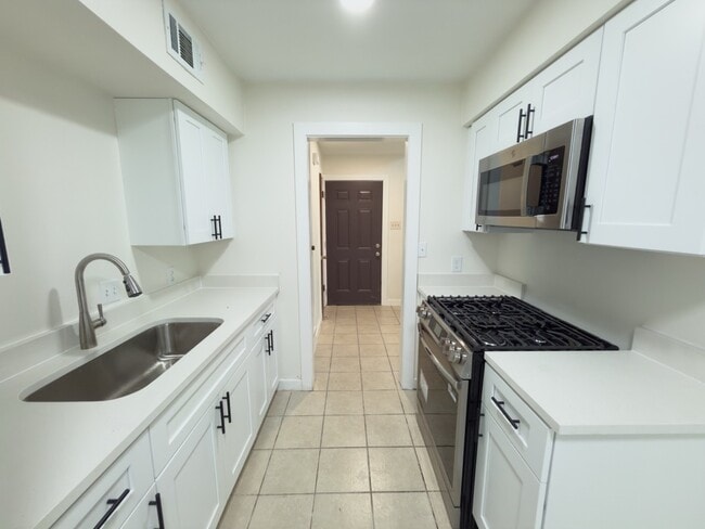 Building Photo - 2209 Mission Hill Dr