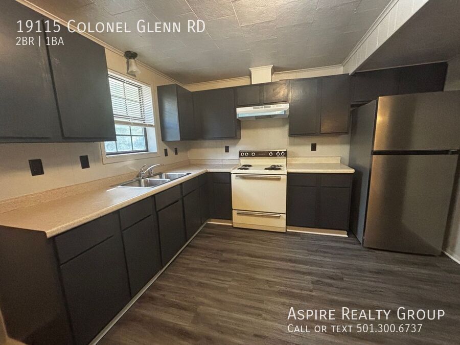 Primary Photo - Two Bedroom Updated Apartment in West Litt...