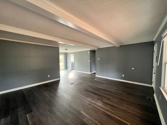 Foto del edificio - 3 Bed 2 Bath Home in Hubert