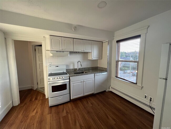 Building Photo - 51 Elm St