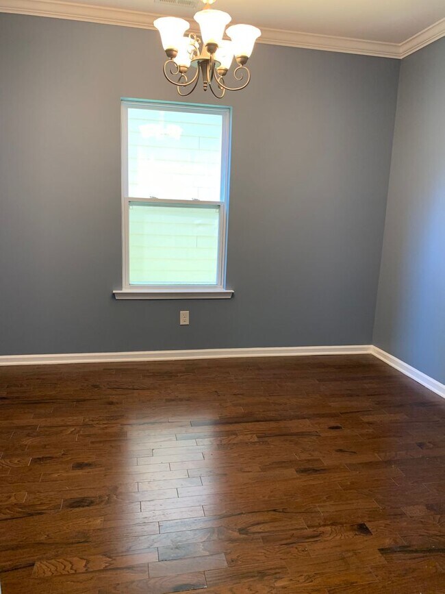 Building Photo - Home in White Gables with garage!