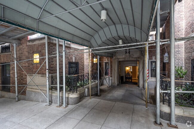 Entrada - 152 E 94th St