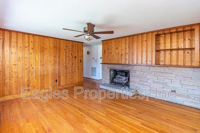 Foto del edificio - 1614 US Hwy 70 W
