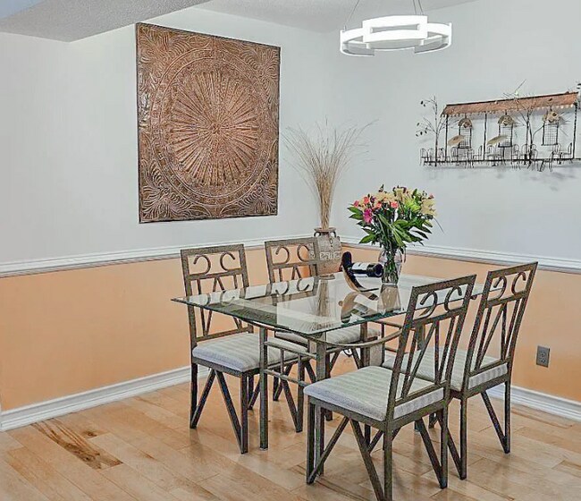 Foto del edificio - 9523 University Ave