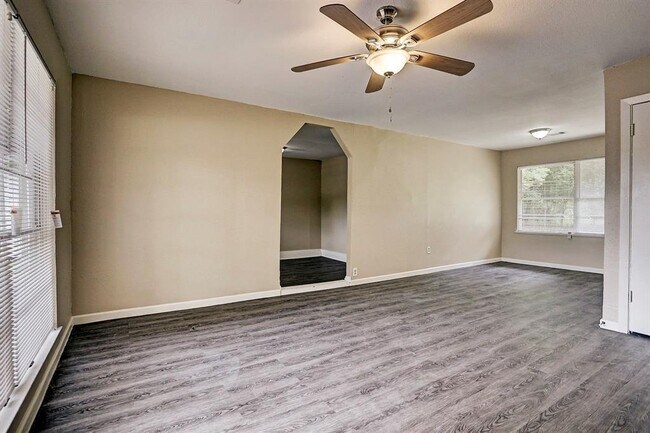Building Photo - 5835 Kenilwood Dr