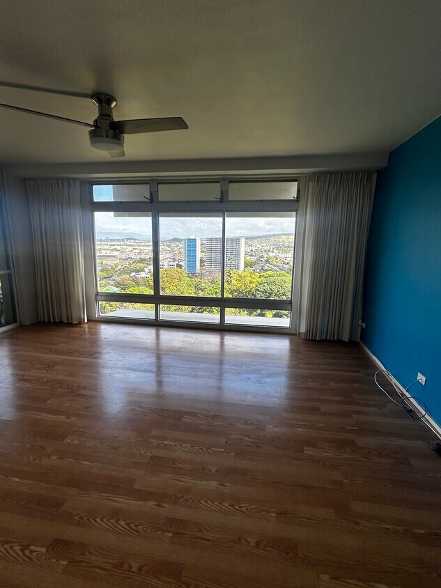 Spacious Living Room - 1515 Nuuanu Ave