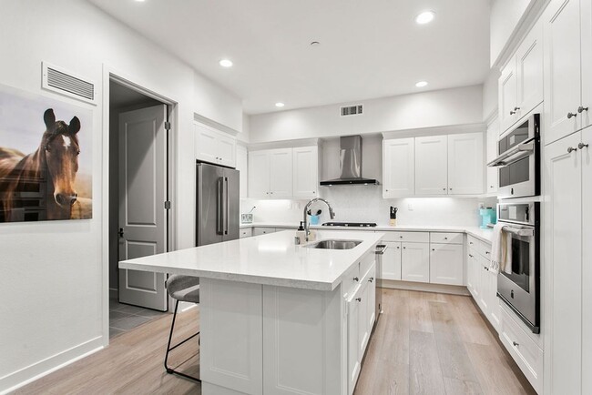 Building Photo - Amazing South Cove Townhome Near Doheny St...