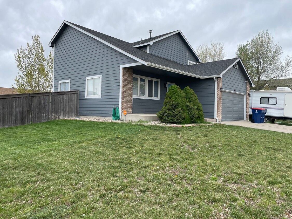 Beautiful 3 Bed 2.5 Bath Home in Milliken, Huge Corner Lot, Fenced Yard & Unfinished Basement - Beautiful 3 Bed 2.5 Bath Home in Milliken, Huge Corner Lot, Fenced Yard & Unfinished Basement