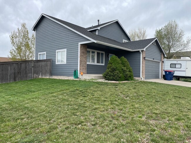 Beautiful 3 Bed 2.5 Bath Home in Milliken, Huge Corner Lot, Fenced Yard & Unfinished Basement - Beautiful 3 Bed 2.5 Bath Home in Milliken, Huge Corner Lot, Fenced Yard & Unfinished Basement