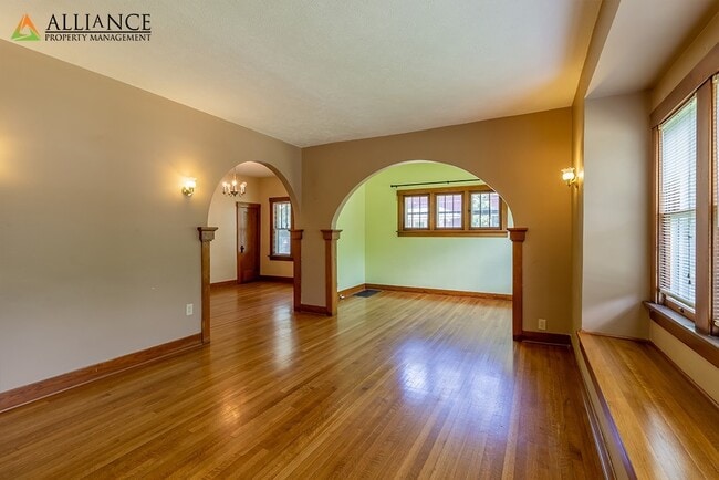 Building Photo - Gorgeous Home!!