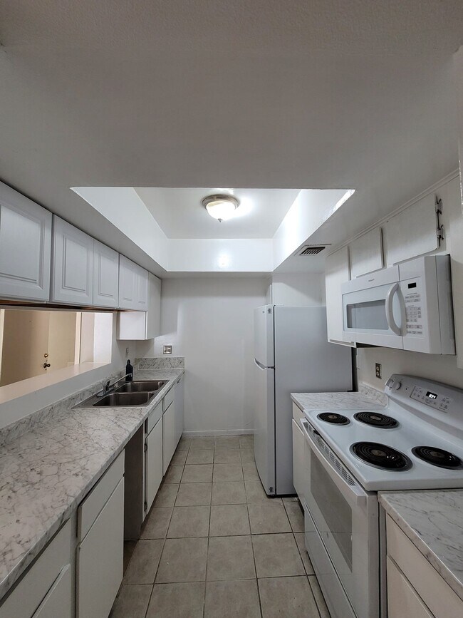 Foto del edificio - 2814 S Bartell Dr