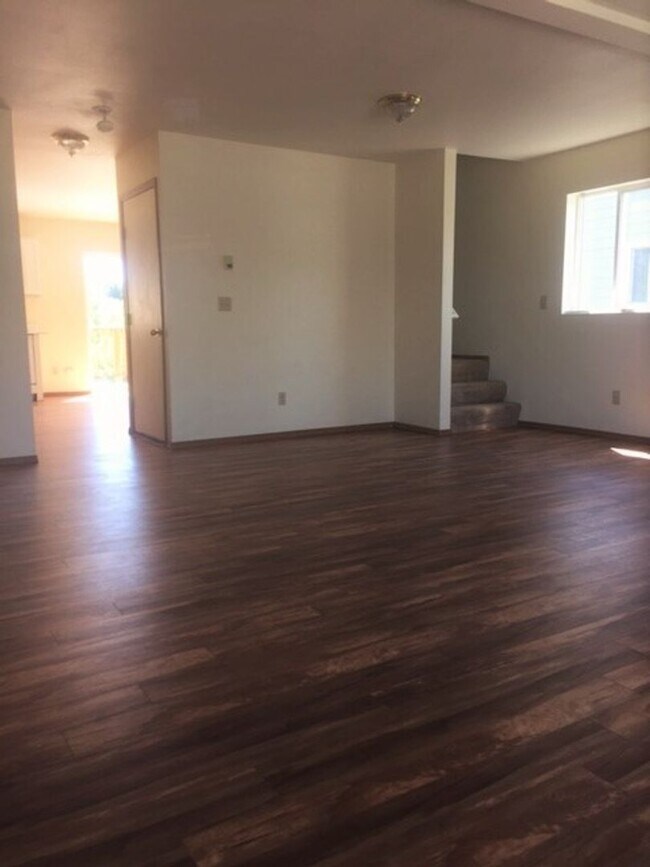 Building Photo - Top Location Condo!