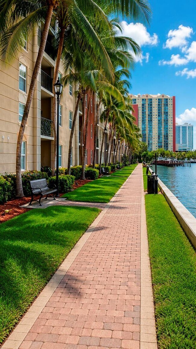Foto del edificio - 17145 N Bay Rd